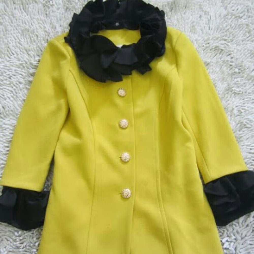 YELLOW COAT W/COLLAR & WRIST DETAIL
